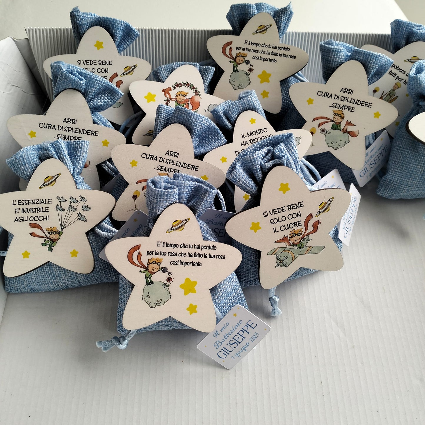 Bomboniera Il Piccolo Principe β Sacchetto in iuta celeste con confetti e stellina in legno
