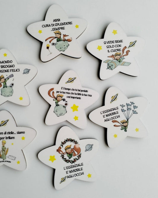 Stellina in legno magnete con frase motivazionale e disegno del Piccolo Principe – bomboniera artigianale personalizzabile 7x7 cm