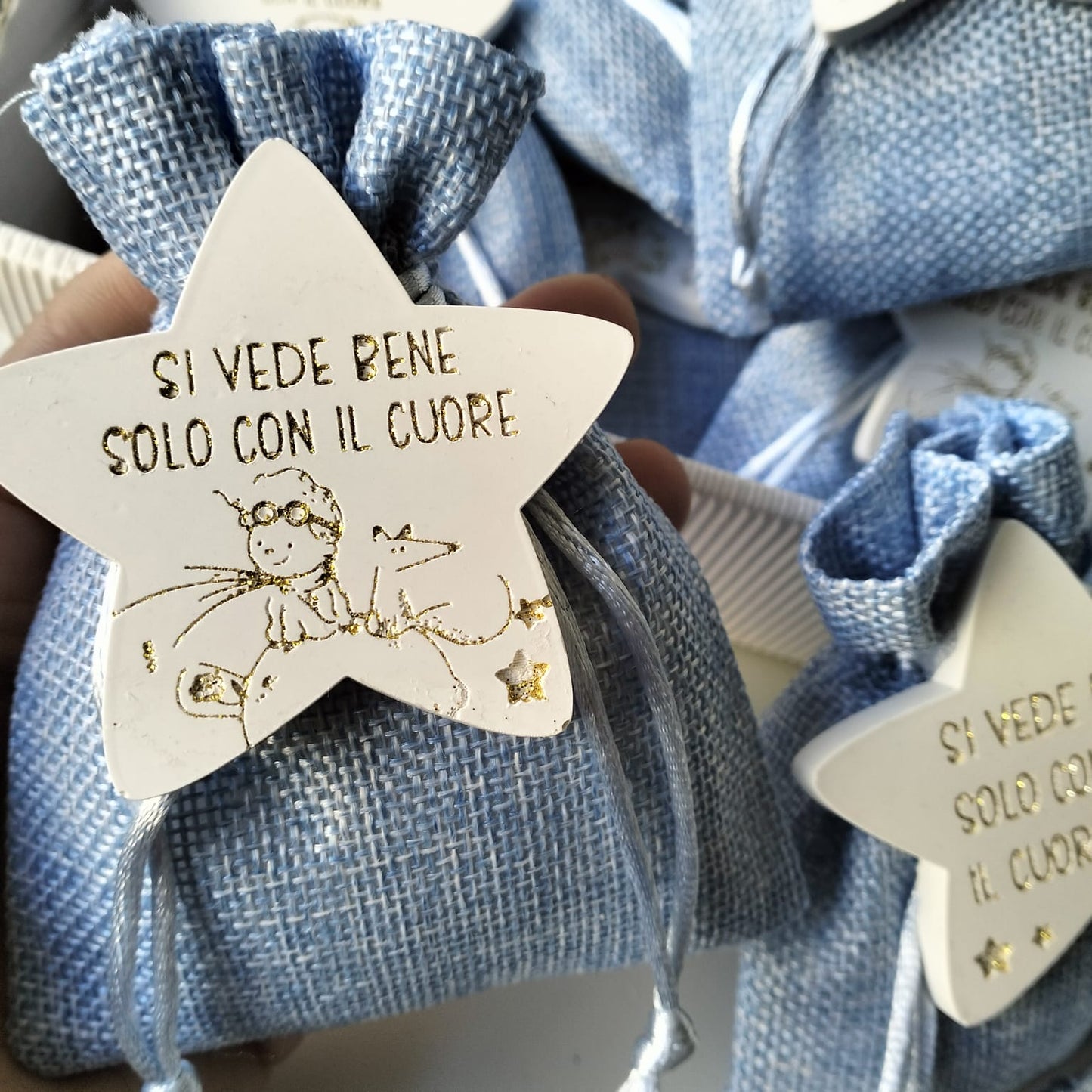 Sacchettino portaconfetti in iuta celeste con confetti per battesimo maschietto