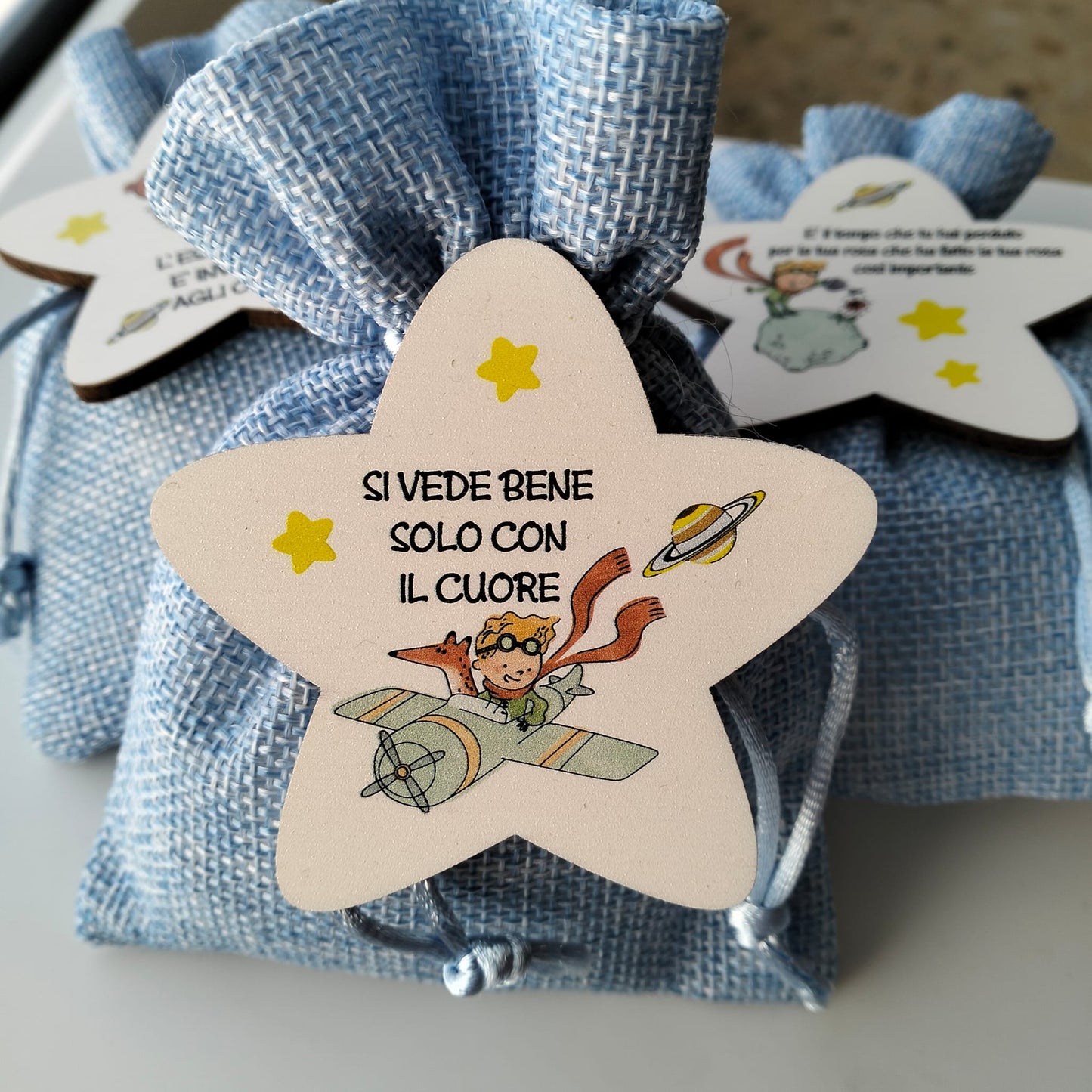Bomboniera Il Piccolo Principe – Sacchetto in iuta celeste con confetti e stellina in legno