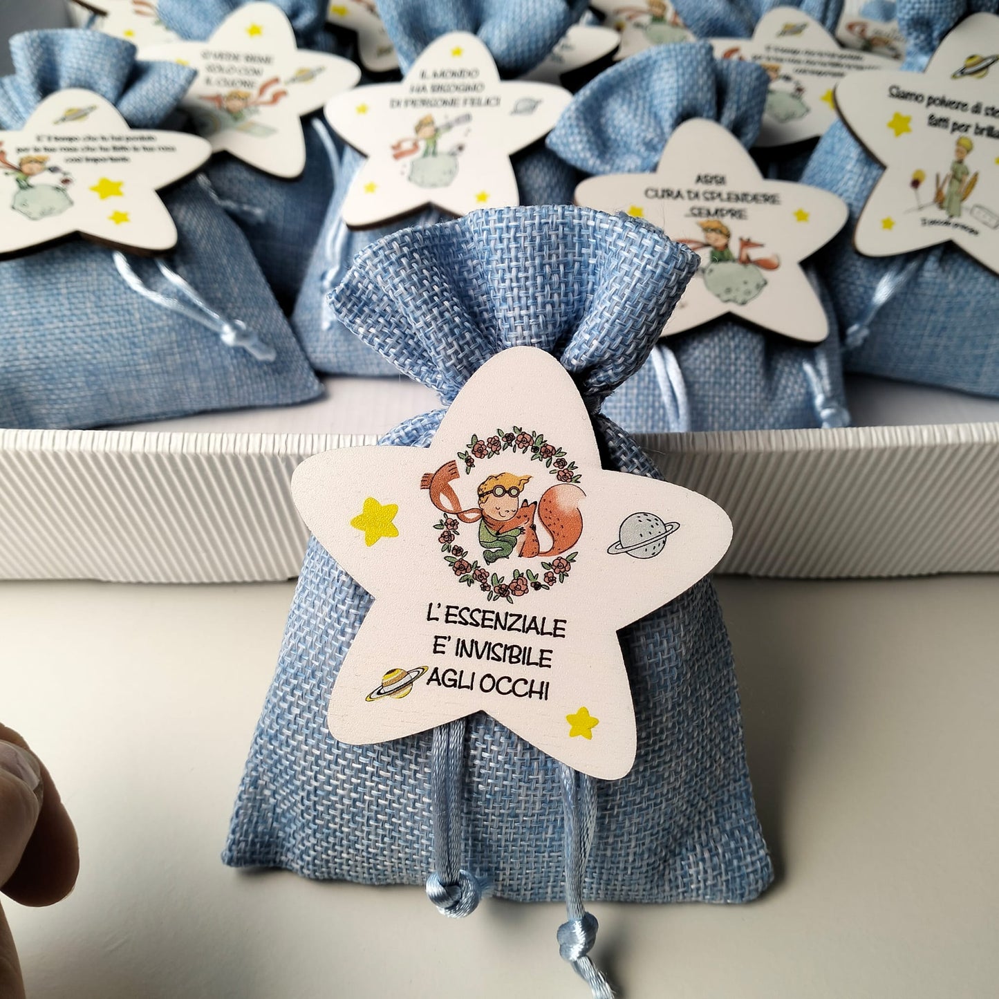 Bomboniera Il Piccolo Principe – Sacchetto in iuta celeste con confetti e stellina in legno