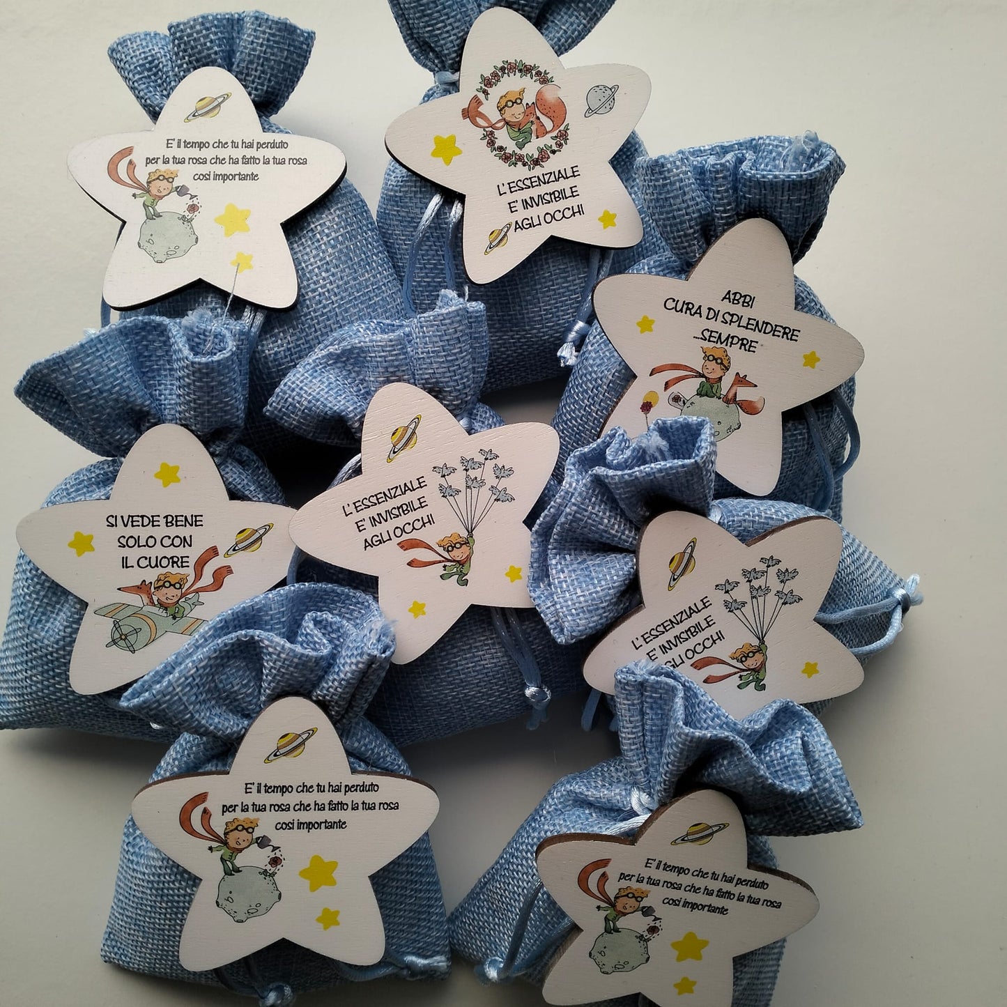 Bomboniera Il Piccolo Principe – Sacchetto in iuta celeste con confetti e stellina in legno