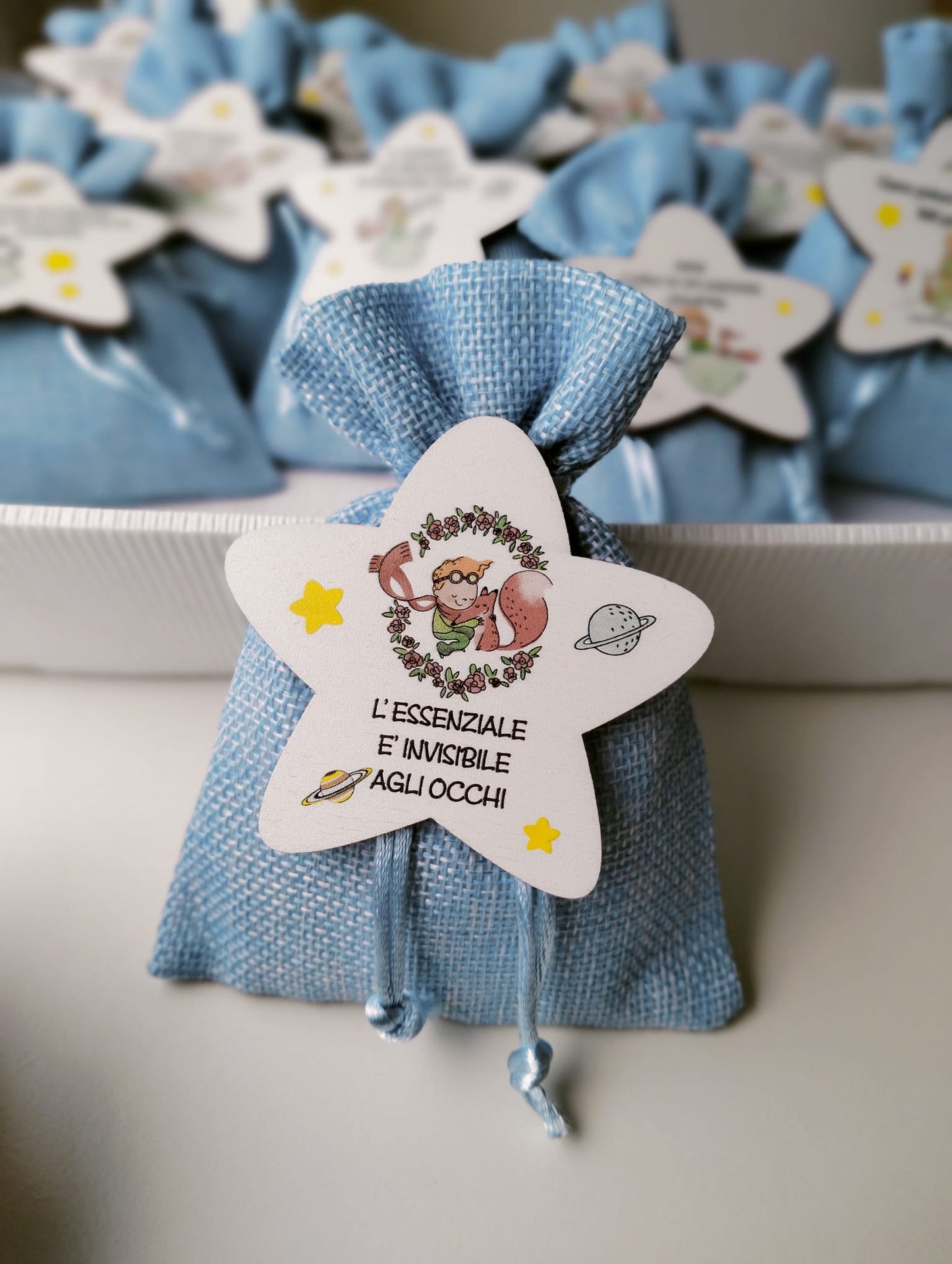 Bomboniera Il Piccolo Principe – Sacchetto in iuta celeste con confetti e stellina in legno