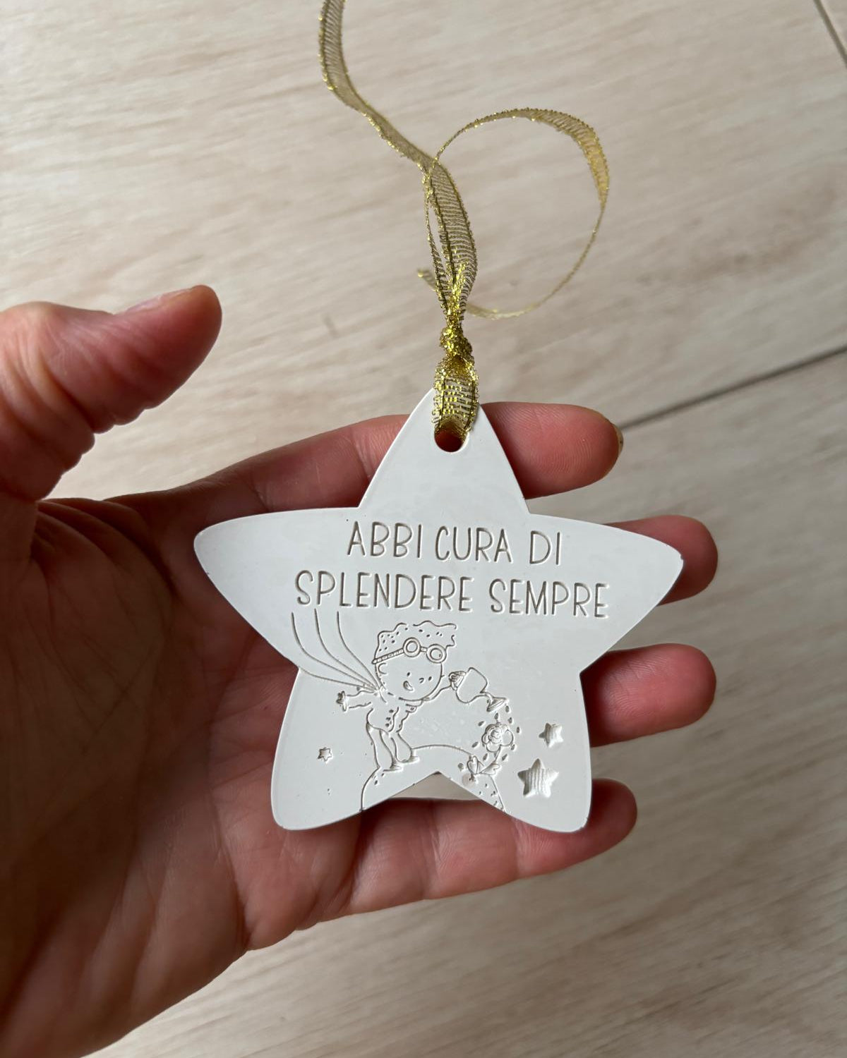 addobbi per albero di natale con frasi incise del piccolo principe