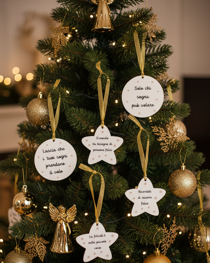 Kit 8 Decorazioni Natalizie in Legno con Frasi Motivazionali – Set Misto Stelle e Palle di Natale in Pioppo (8 cm)