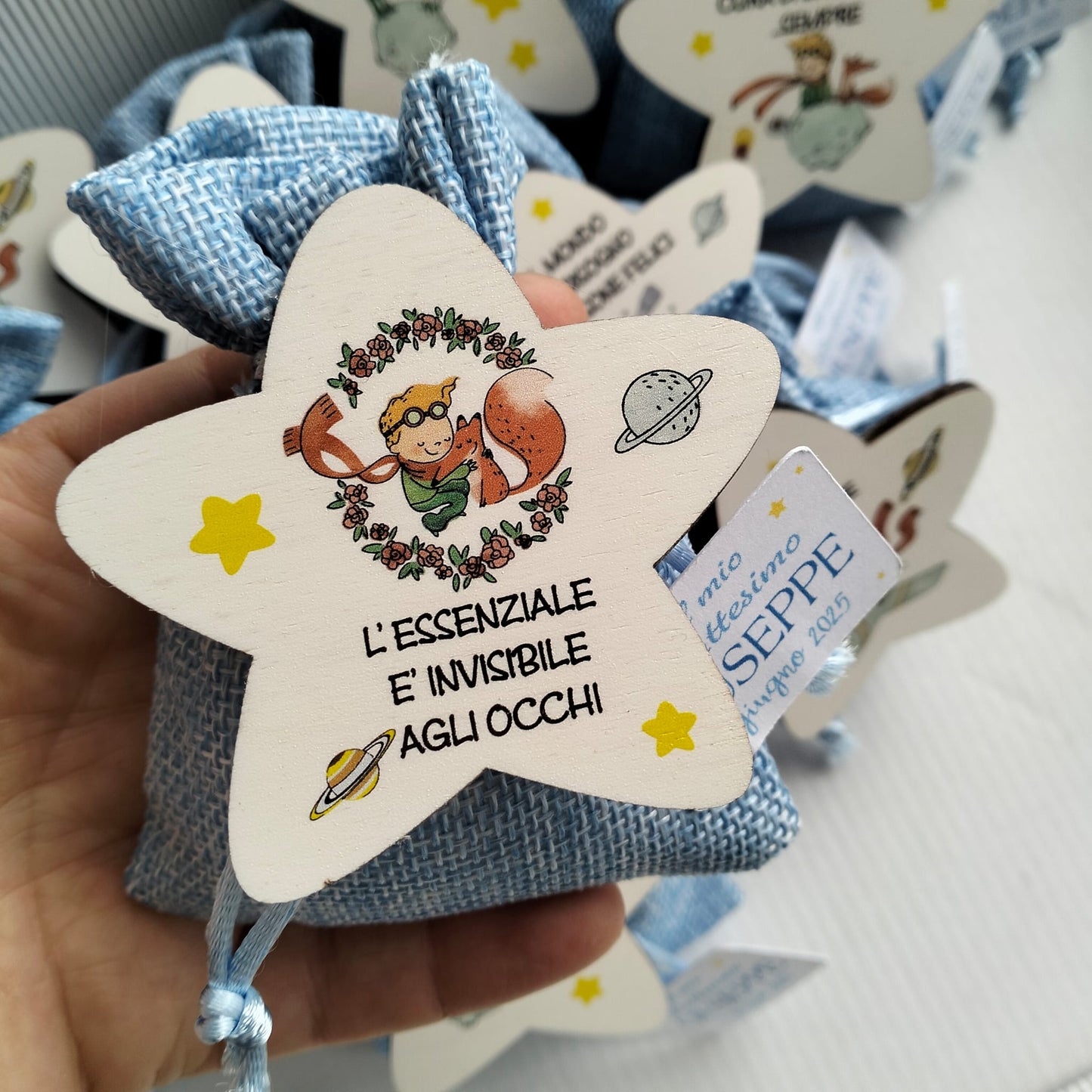 Bomboniera Il Piccolo Principe – Sacchetto in iuta celeste con confetti e stellina in legno