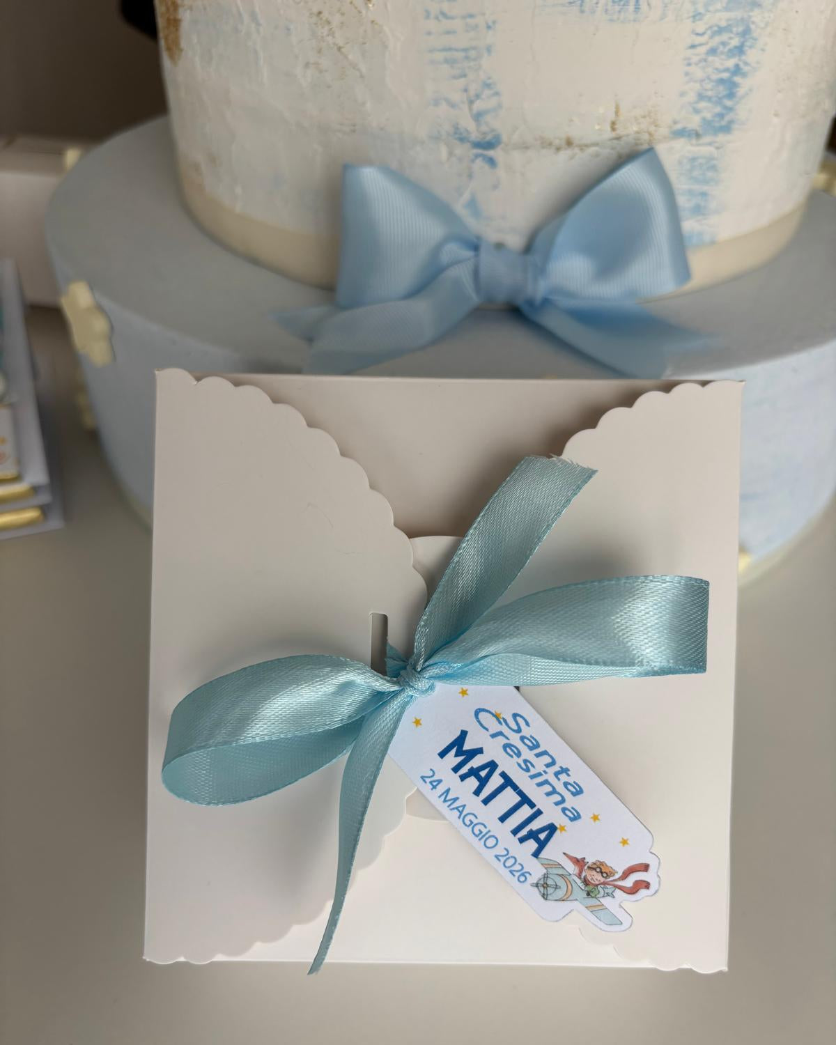 bomboniera personalizzata cresima con scatola e confetti