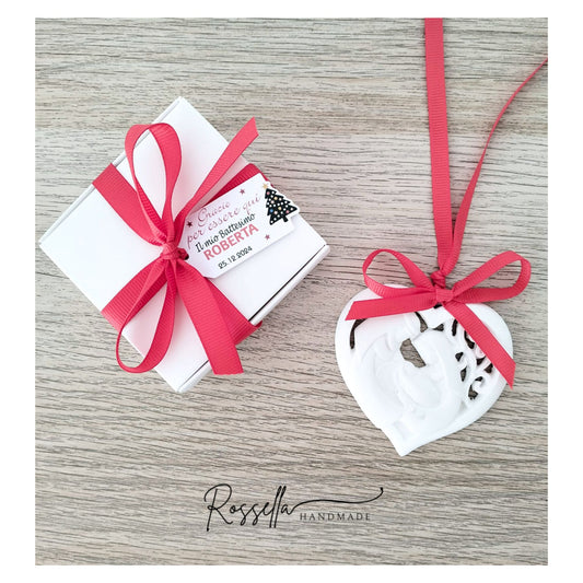 Bomboniera natalizia Sacra Famiglia in cuore di ceramica con nastro rosso e scatolina con 3 confetti.