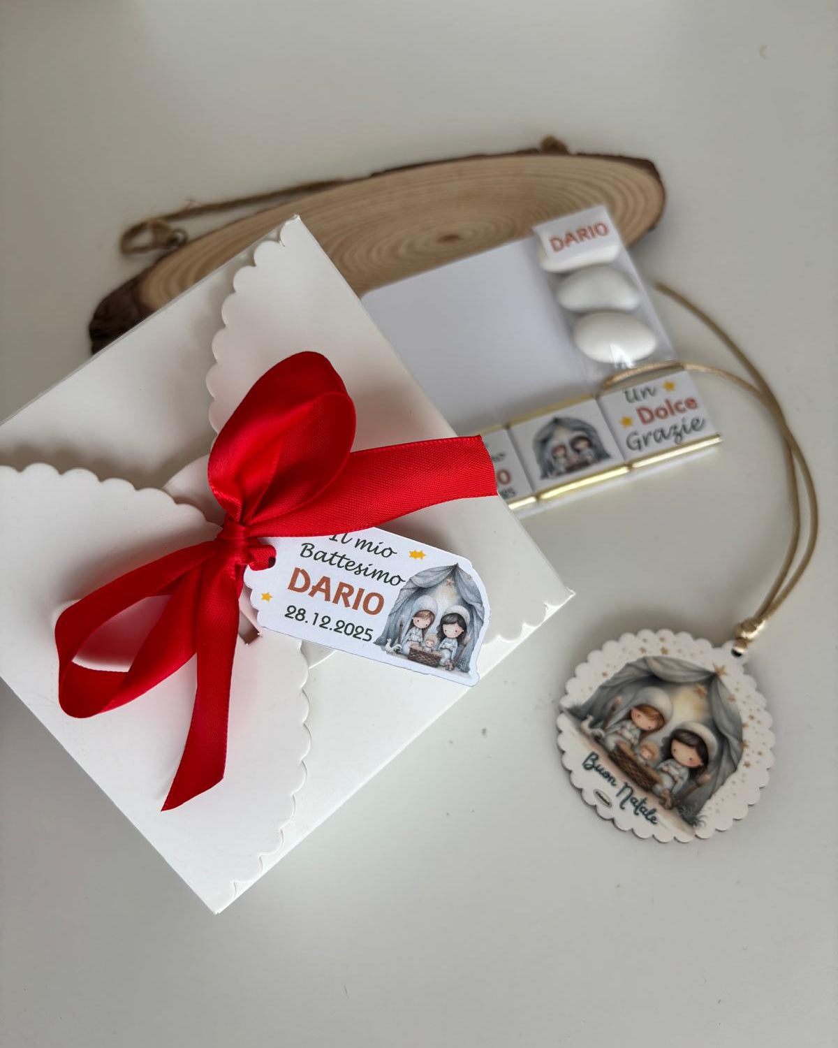 bomboniera battesimo di natale completa con confetti, cioccolatini personalizzati e nastro rosso