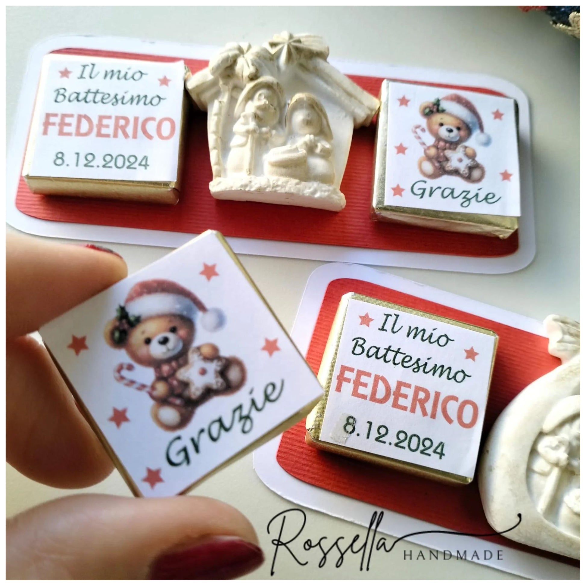 Cioccolatini personalizzati per bomboniere natalizie con grafiche festive e nome del bambino, ideali per battesimi o segnaposto di Natale.


