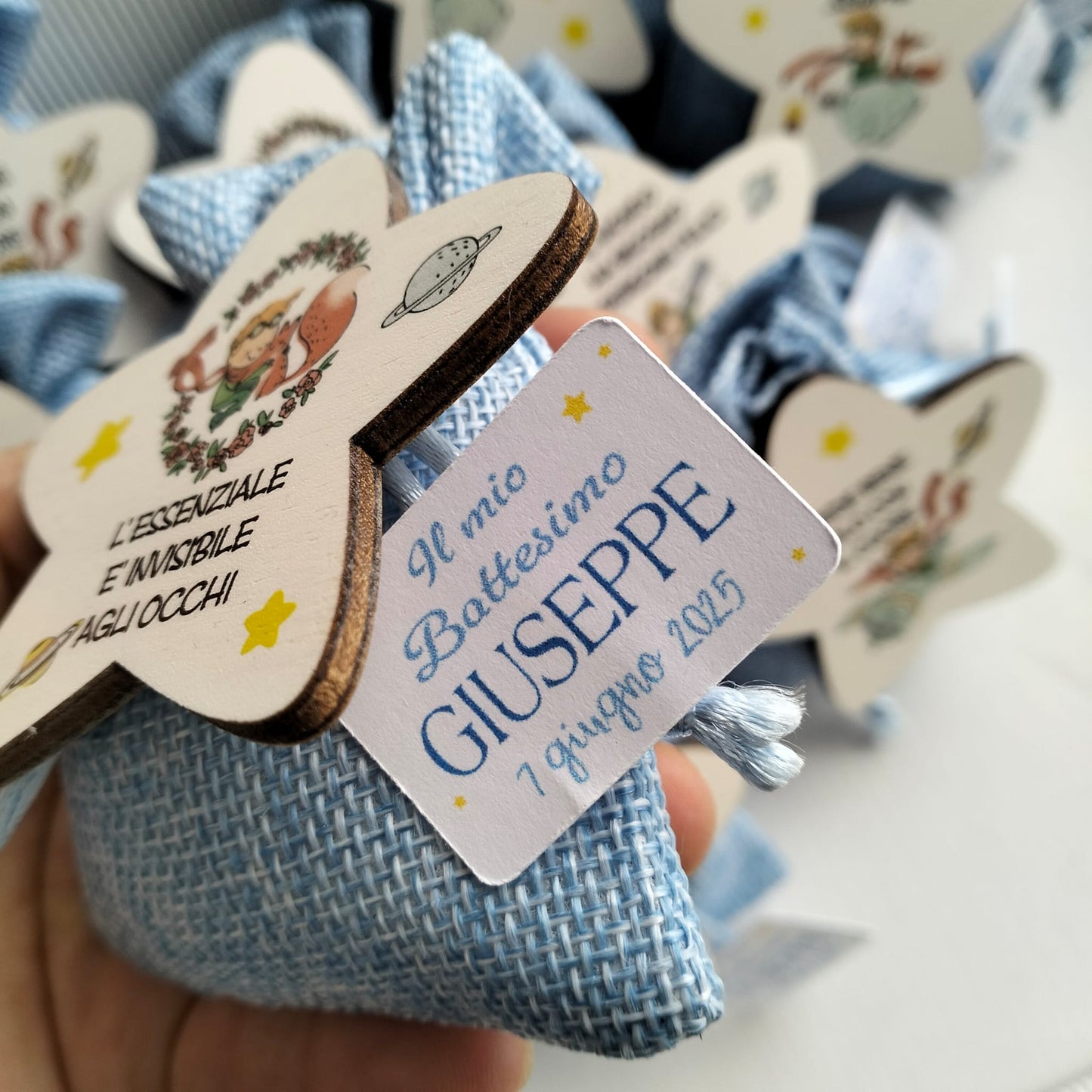Bomboniera Il Piccolo Principe – Sacchetto in iuta celeste con confetti e stellina in legno