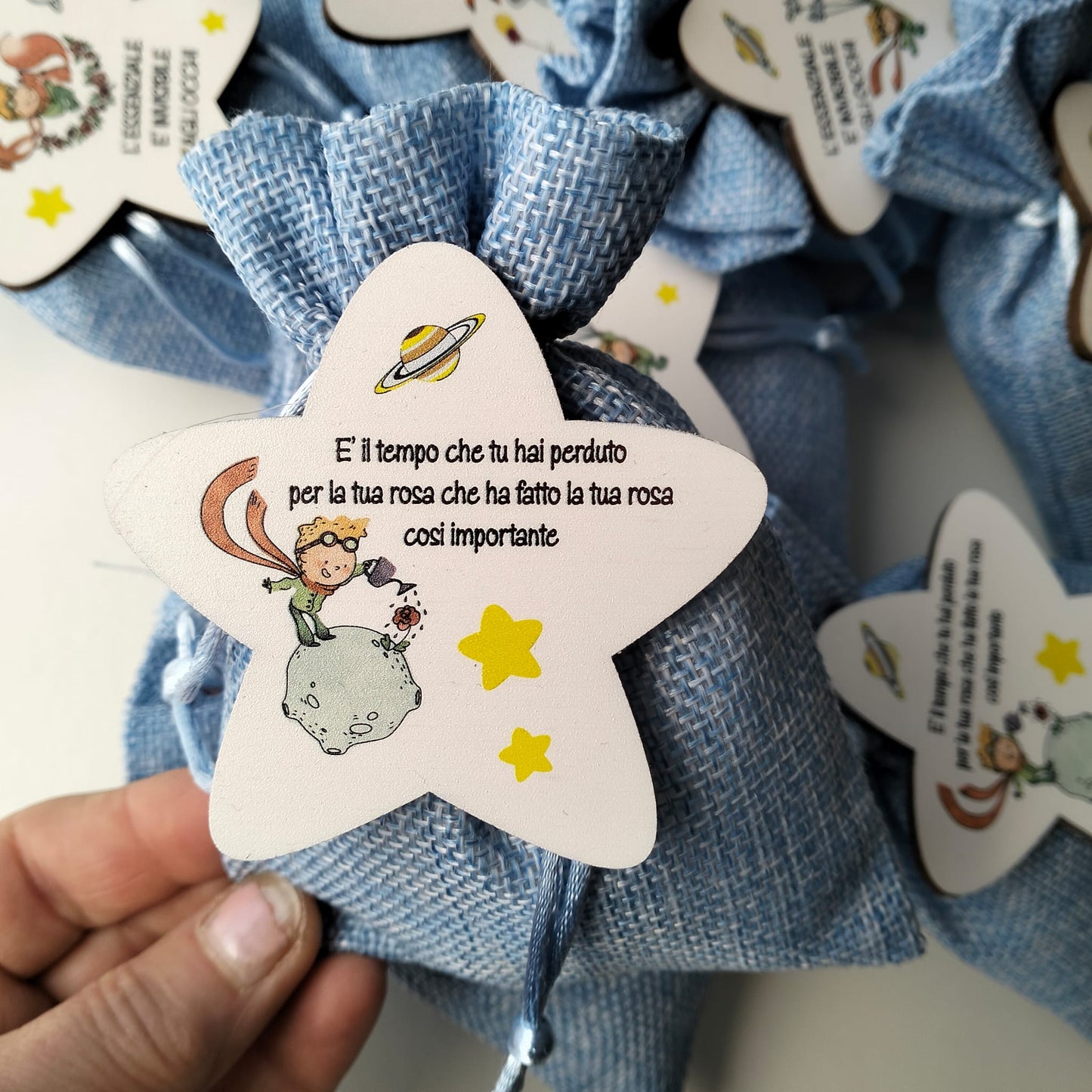 Bomboniera Il Piccolo Principe – Sacchetto in iuta celeste con confetti e stellina in legno