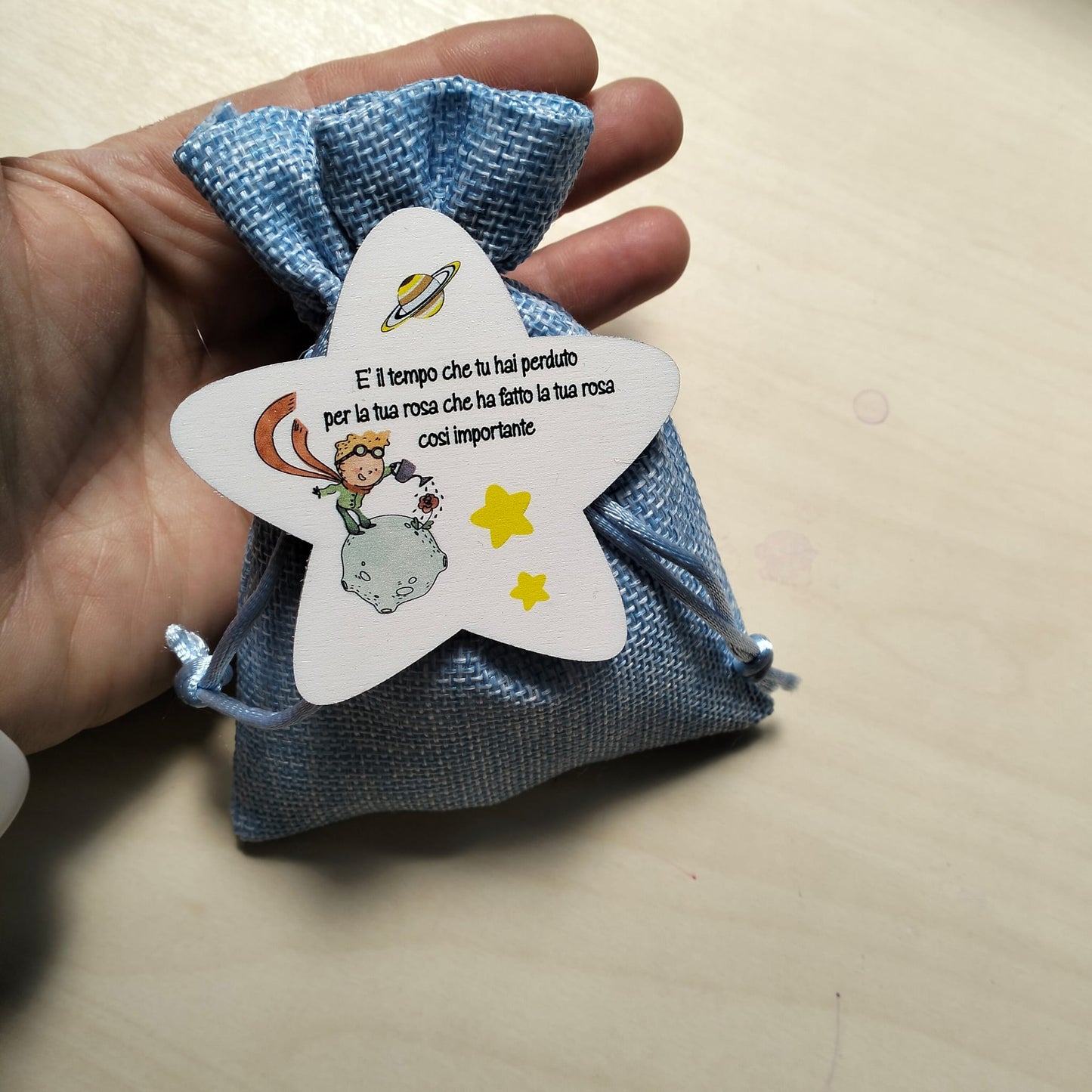 Bomboniera Il Piccolo Principe – Sacchetto in iuta celeste con confetti e stellina in legno