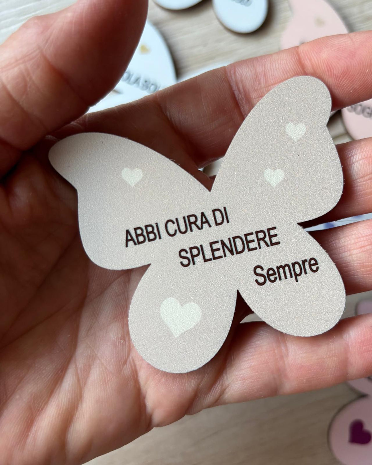 farfalla avorio con frase motivazionale "Abbi cura di spledere sempre"