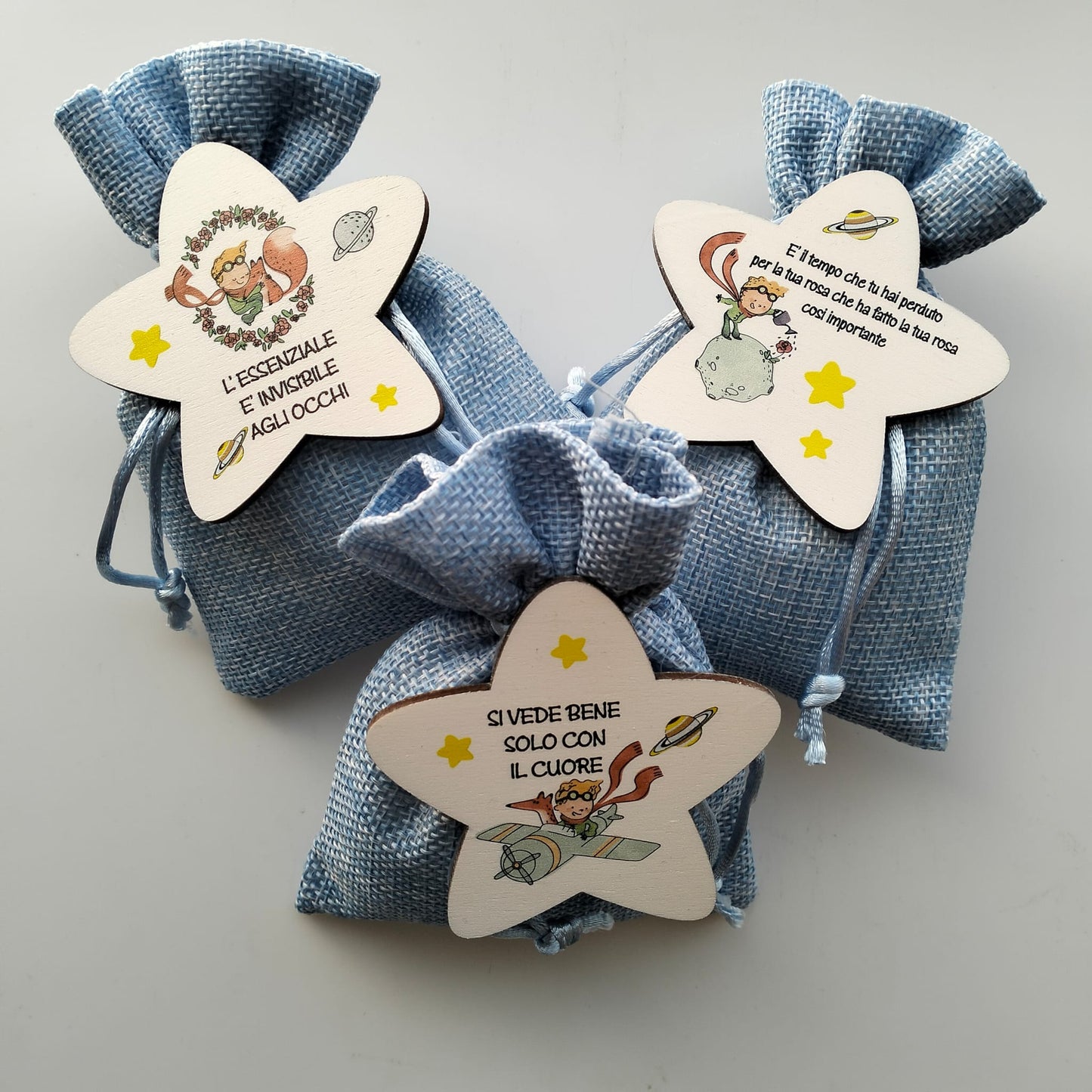 Bomboniera Il Piccolo Principe – Sacchetto in iuta celeste con confetti e stellina in legno