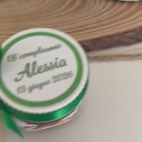 Bomboniera per 18 anni con vasetto di Nutella personalizzato in verde e cucchiaino in legno legato con nastrino