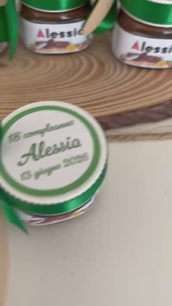 Bomboniera per 18 anni con vasetto di Nutella personalizzato in verde e cucchiaino in legno legato con nastrino