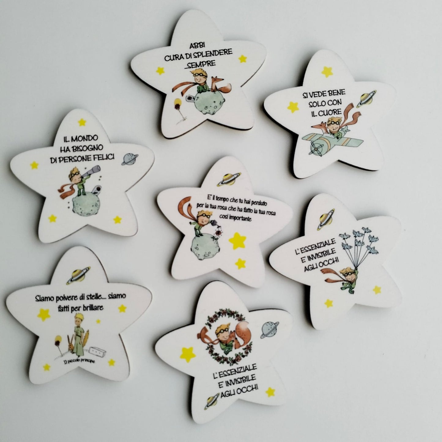Stellina in legno magnete con frase motivazionale e disegno del Piccolo Principe – bomboniera artigianale personalizzabile 7x7 cm

 
