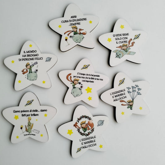 Stellina in legno magnete con frase motivazionale e disegno del Piccolo Principe – bomboniera artigianale personalizzabile 7x7 cm

 