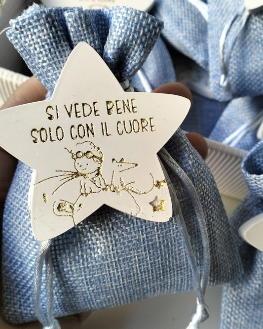 Sacchettino portaconfetti in iuta celeste con confetti per battesimo maschietto