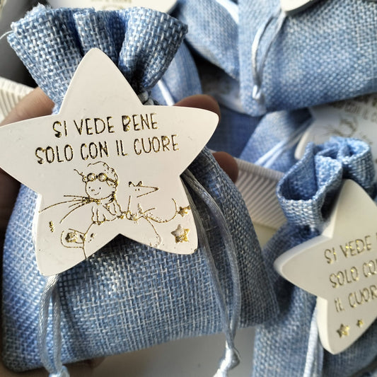 Sacchettino portaconfetti in iuta celeste con confetti per battesimo maschietto